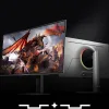 Mặt trước và mặt sau của màn hình Odyssey OLED G8 . Ở mặt trước trình chiếu người lính đang chạy tới lâu đài đang bị một con rồng phá hủy. Mặt sau màn hình cho thấy vòng tròn ánh sáng nhiều màu sắc.