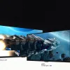 Hai màn hình cạnh nhau hiển thị cùng một con tàu vũ trụ. Phía bên trái, chế độ FreeSync đang Tắt trong khi phía bên phải là FreeSync đang Mở, thể hiện tác động của FreeSync trong việc ngăn ngừa hiện tượng rách màn hình.