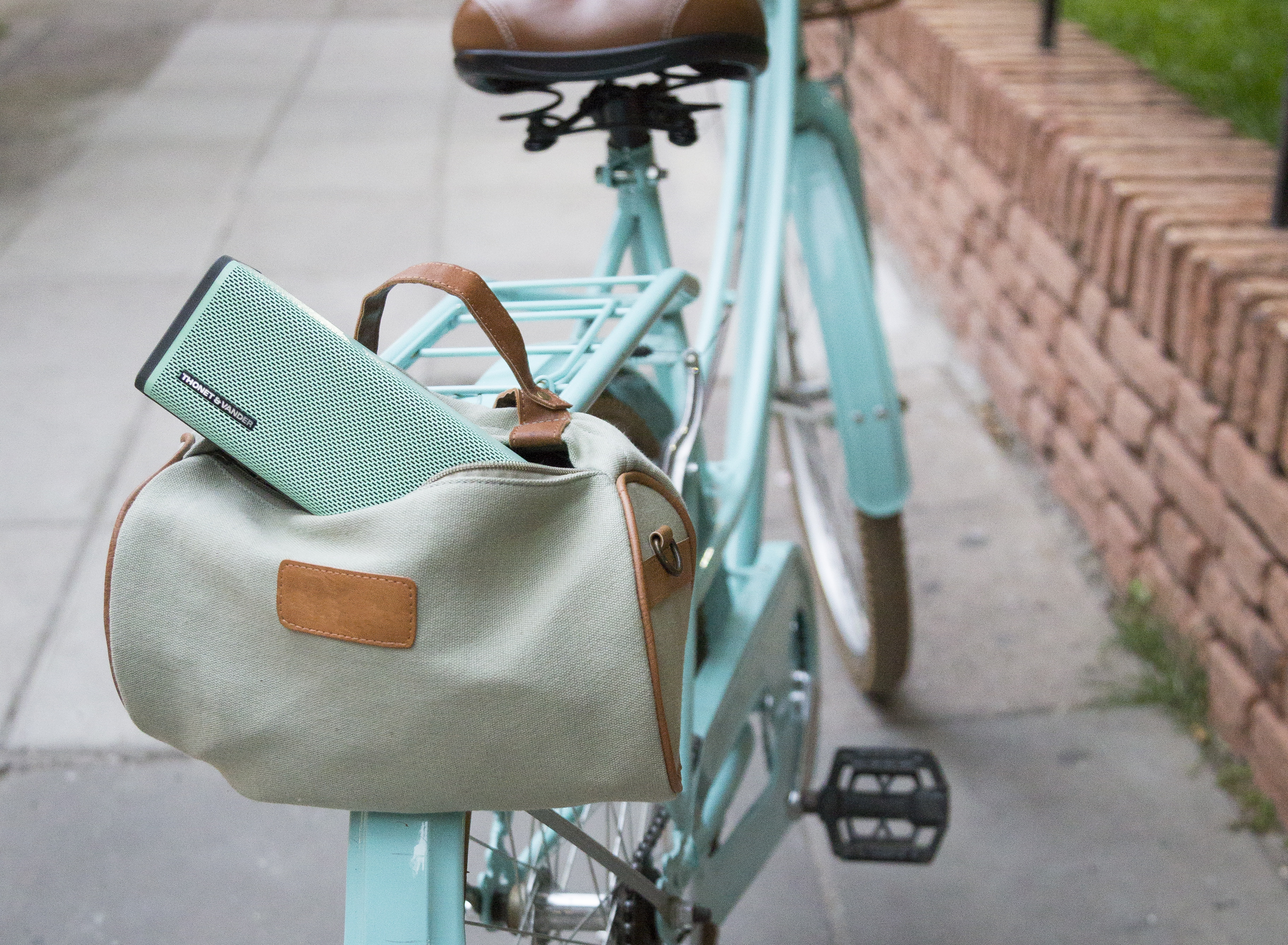 frei_teal_lifestyle_2a-1