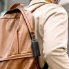 Có người đeo ba lô màu cát. T5 EVO được kẹp vào một bên của ba lô một cách thuận tiện, làm nổi bật thiết kế di động của nó.