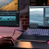 Một người đang chỉnh sửa video sau khi kết nối máy tính xách tay của mình với thiết bị T9.