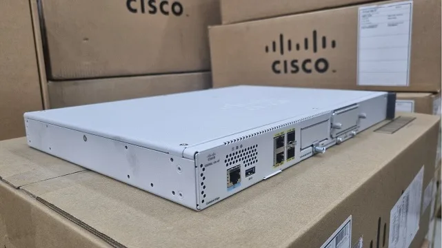 Router CISCO C8200L-1N-4T